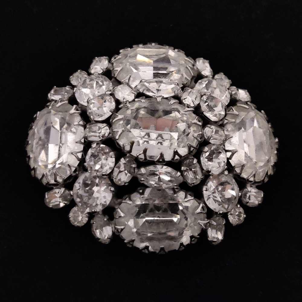 Exquisite Schreiner Crystal Brooch